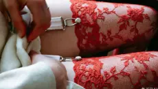 女老师偷偷撩起裙子，学生立刻就明白她的暗示《教室别恋》