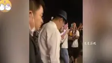 粉丝接机致使路面拥挤，路人暴怒：就一个明星，至于吗 #接机 #明星 #粉丝