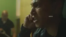 《雅典娜》这部电影的核心，始于一场悲剧：一个无辜的非裔少年死于警察之手，怒火在名为“雅典娜”的廉租社区被点燃。但《雅典娜》绝不仅仅是一个简单的抗议故事