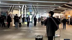 【谁】cover：廖俊涛 成都街头弹唱 爱的多的人总先掉眼泪～