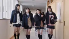 “女孩入学第一天，JK裙子就被同学拉高了三厘米”！，夹睫毛、化妆涂口红 学习的知识一点都没学会，化妆技能倒是很厉害。。