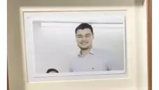 沙雕网友75：十年前和姚明的合影...