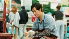 “这部剧得罪了全平台的网红？有笑有梗导演真敢拍啊！”，一口气看完《人生开门红》：谁能想到昔日的国民偶像成为了中年大叔，但品味依旧让全网望尘莫及！