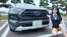 日本美女博主介绍丰田汽车RAV4