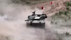 96A下坑上坡行进间开火+10式120mm迫榴炮内部/无人机飞行/转移+07 122mm自行榴弹炮射击训练 火箭炮 打夜间信号弹