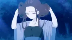 女人摘下头绳，然后把头发放在水里，头发竟在恍惚之间全部变成银自色！