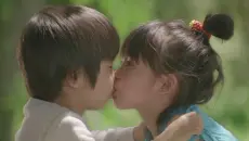 一段感人至深的初恋，青梅竹马两小无猜，即使一方去世也不离不弃