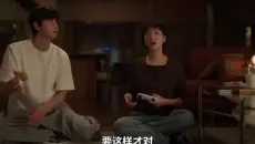 《柔美的细胞们》第三季第16集驯鹿帮柔美工作室安装游戏机，柔美正好也出现在工作室，两个人一起吃鲷鱼烧…