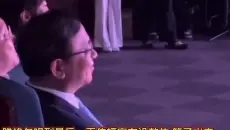 王传福在发布会上被腾格尔演唱的（迪兜）逗得实在没憋住，最后笑得很开心。