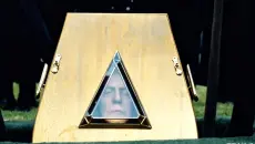 男人为了死后还能看到自己的财产，在棺材上开了个小窗户！