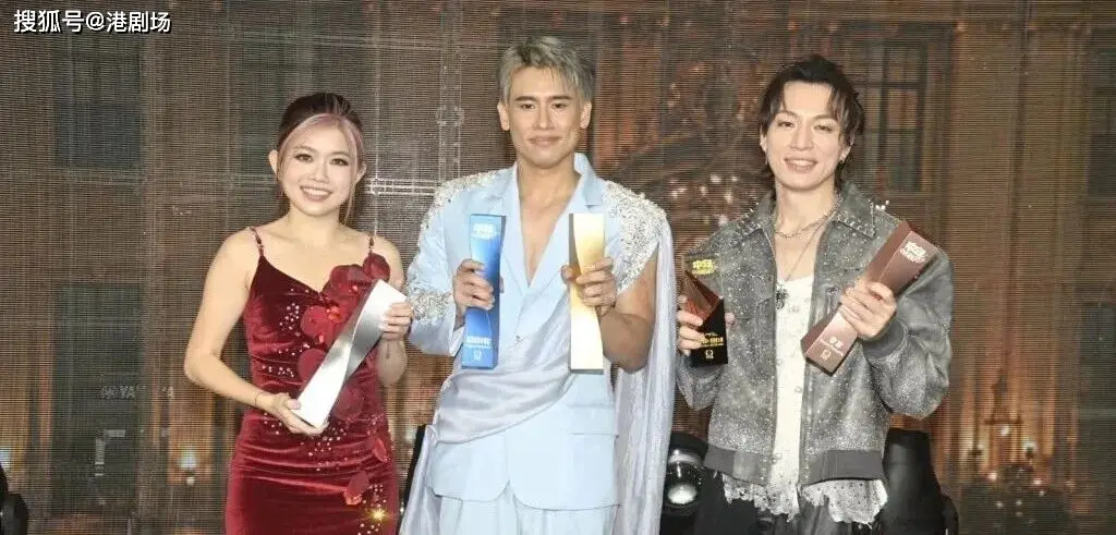 75岁李龙基现身《中年4》决赛山顶，与女伴同坐引猜测