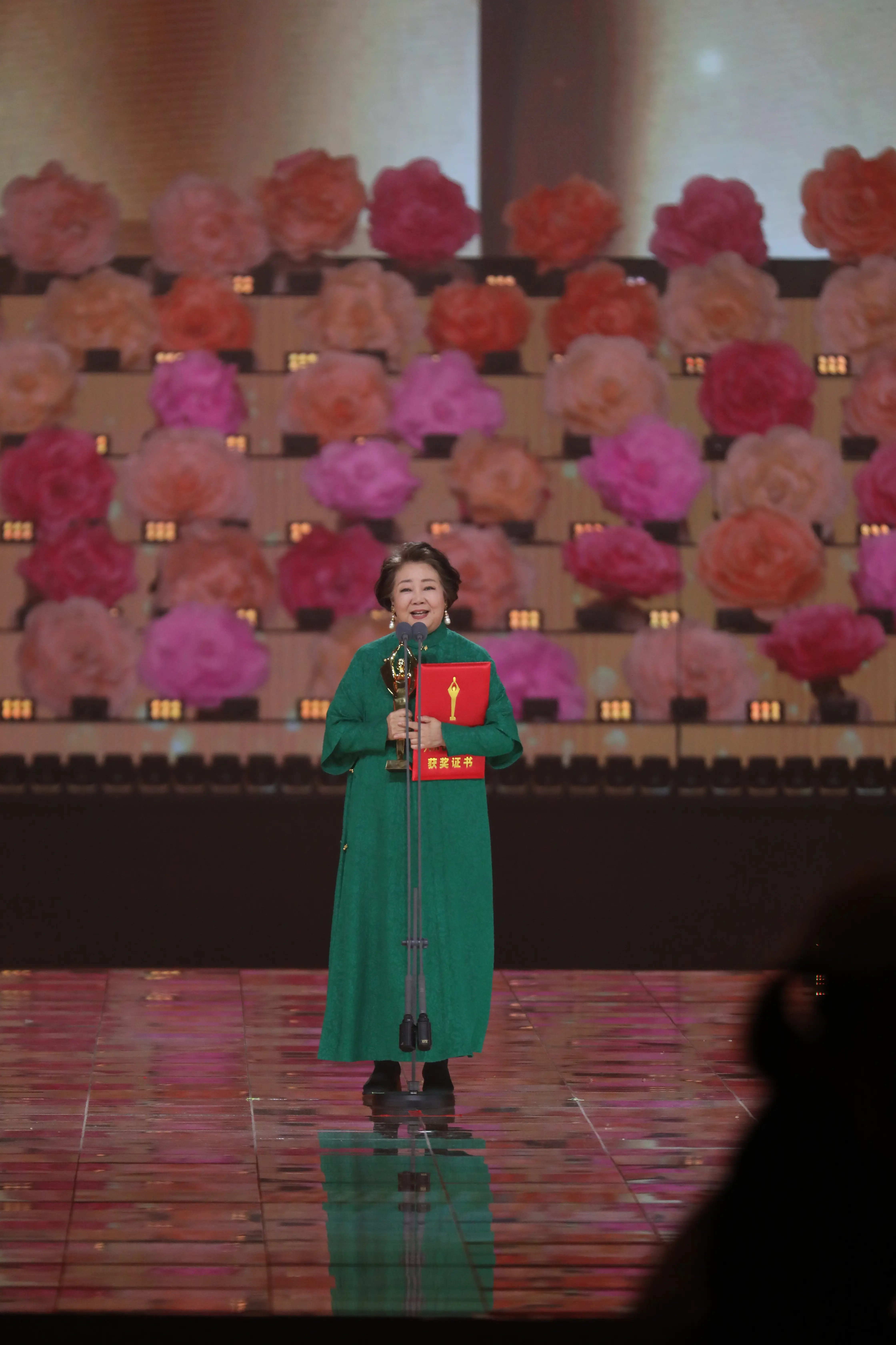 百花奖最佳女配角萨日娜：在电影里我是小学生，跟着沈腾马丽学习