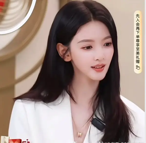 章若楠被直播间美颜吓到！她脸被拉成了“吉他拨片”