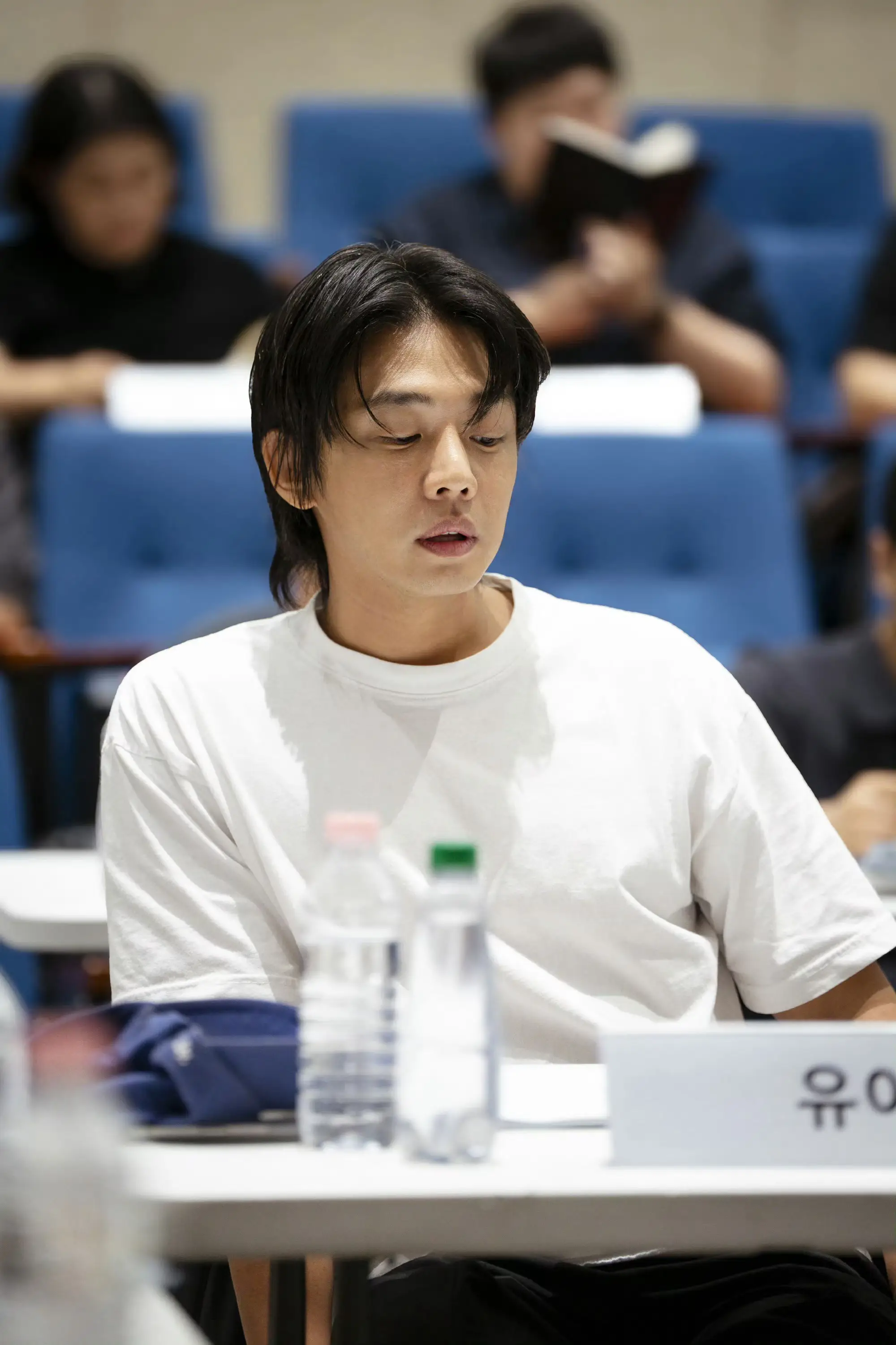 刘亚仁时隔三年复出 将出演《破墓》导演张宰贤新片《吸血鬼》 主演剧本围读现场照曝光