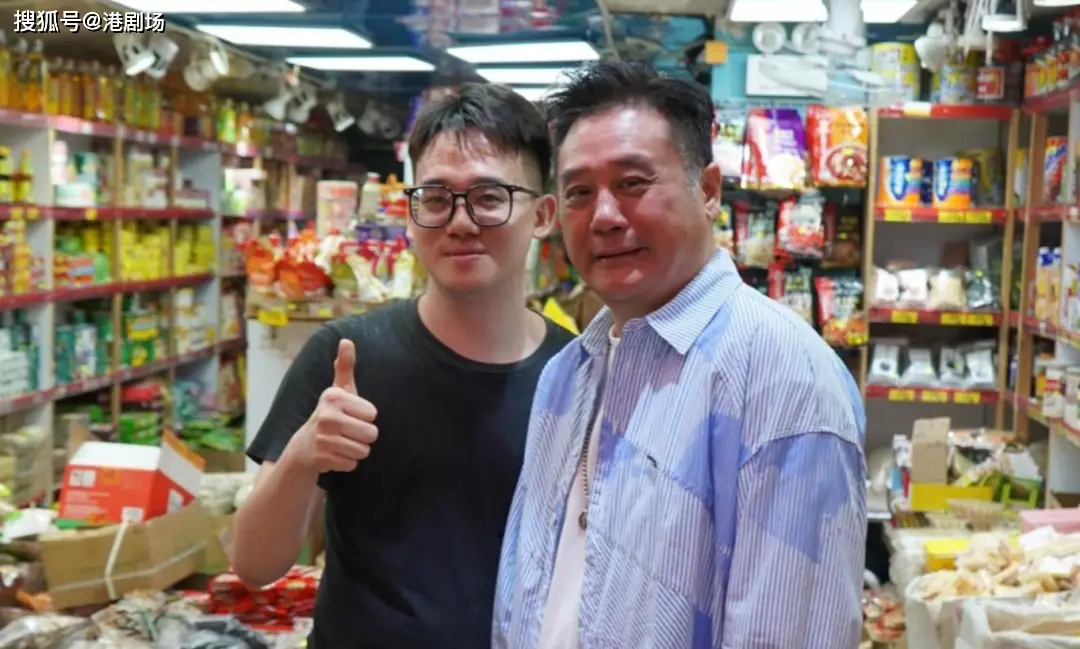 「非凡哥」麦长青负伤做送货！拄拐杖送米，途人围观索合照