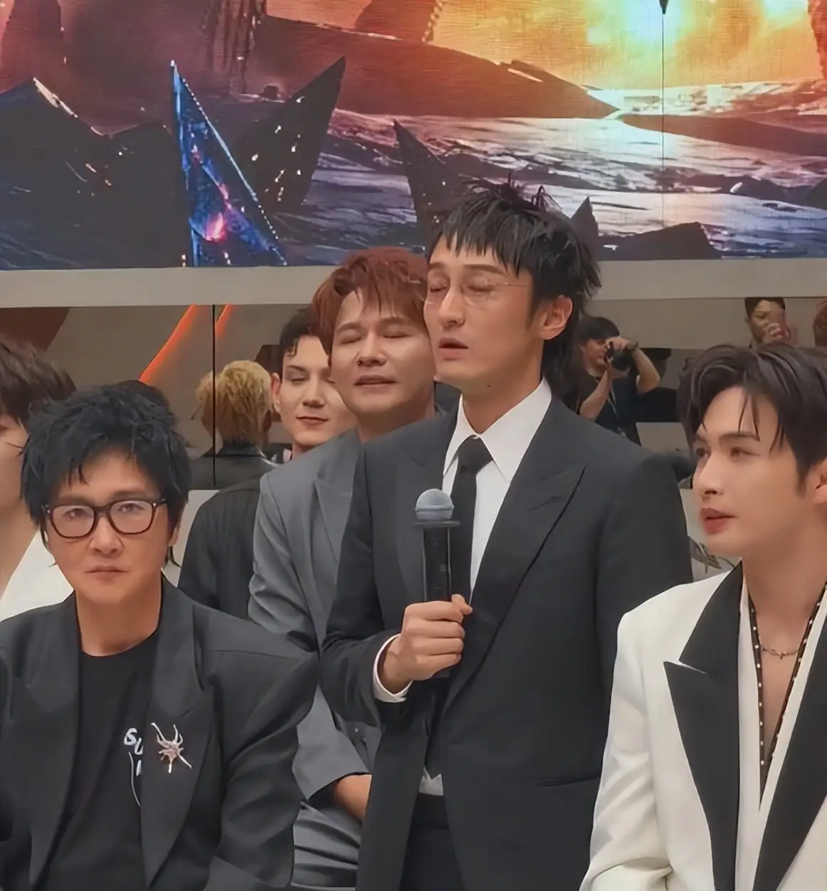 王传君初舞台表演完问王鹤棣观感，王鹤棣：好像一般般的样子