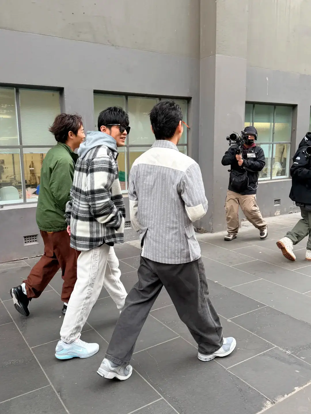 周杰伦“私生子”风波后现身 在街头录综艺谈笑风生心情好