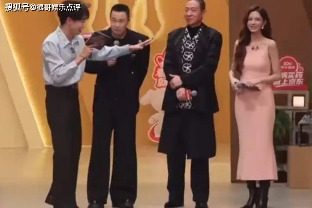 沈梦辰粉裙配黑靴引热议，尽管穿搭遭网友调侃，但直播救场却尽显专业实力
