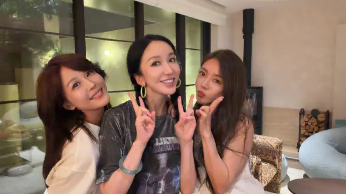 《爱情公寓》回忆杀！娄艺潇邓家佳李金铭合体聚餐